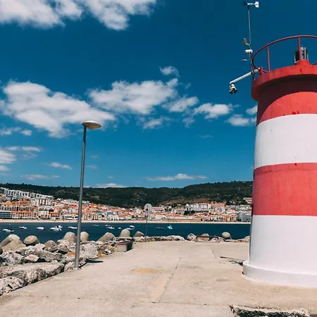 Апартаменты Sesimbra Beach Apartment - Direct Beach Access